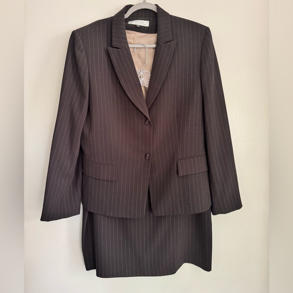 TAHARI Arthur S. Levine 2 Piece Pin Striped Suit - Blazer/Skirt -Size 16 - Brown
